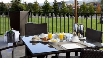 Se ofrece un desayuno bufé (13 EUR por persona)