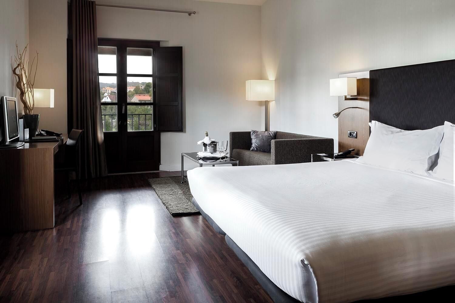 Habitación familiar | Minibar, caja de seguridad en la habitación y escritorio 