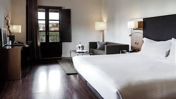 Habitación familiar | Minibar, caja de seguridad en la habitación y escritorio