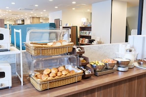 Free daily buffet breakfast  - Comfort Hotel Sendai East (Sendai)