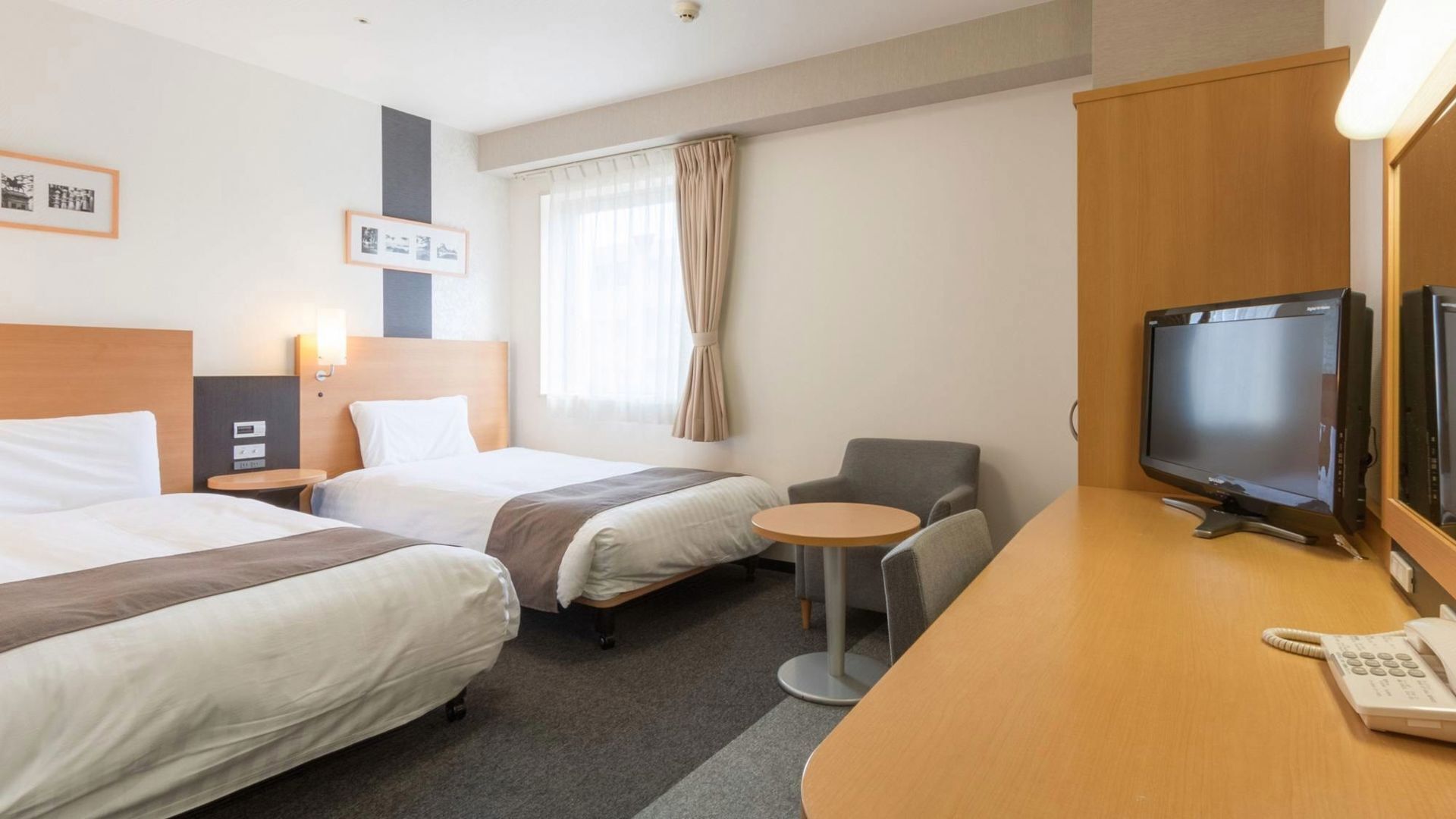 Luxe beddengoed, een bureau, verduisterende gordijnen