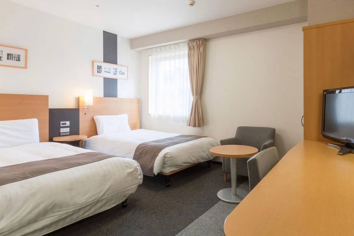 Premium bedding, desk, blackout drapes, soundproofing