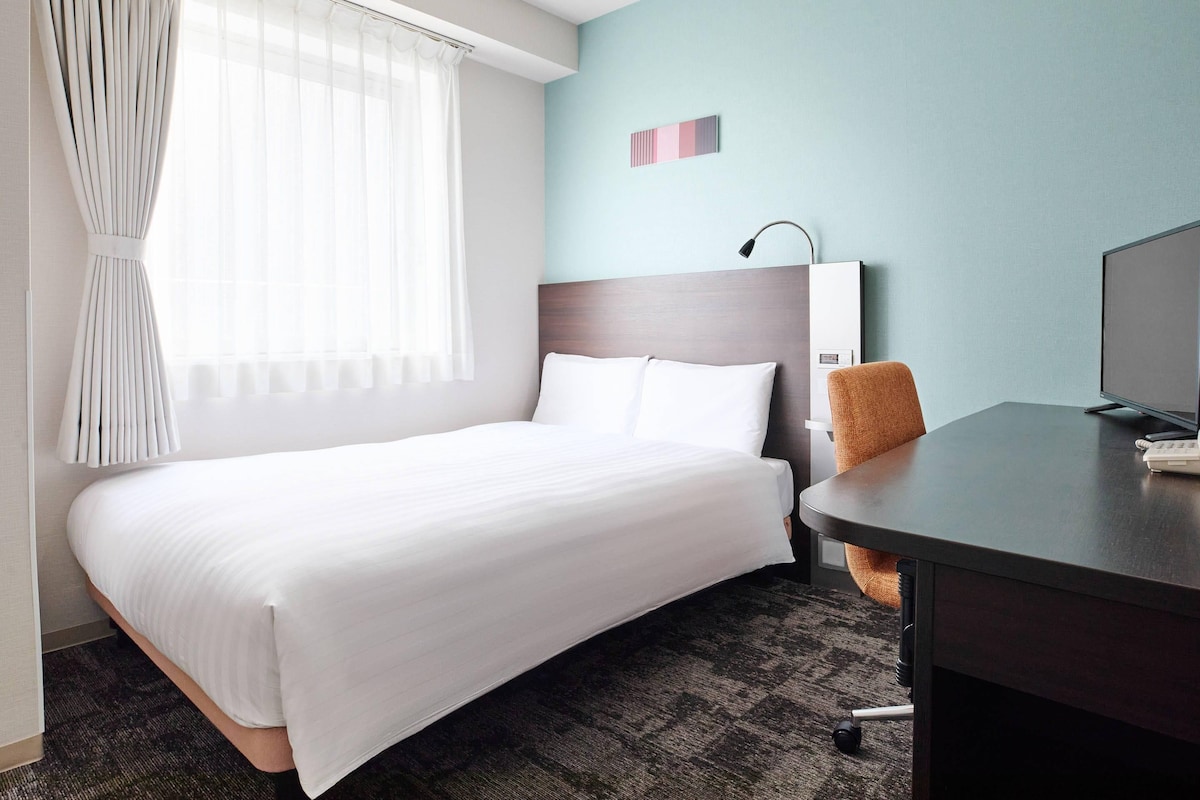 Premium bedding, desk, blackout curtains, soundproofing