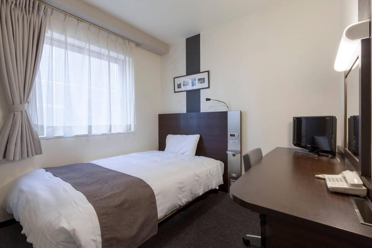 Luxe beddengoed, een bureau, verduisterende gordijnen