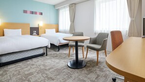 A hotel room with two beds, a round table, and two chairs. - Comfort Hotel Sendai East (Sendai)