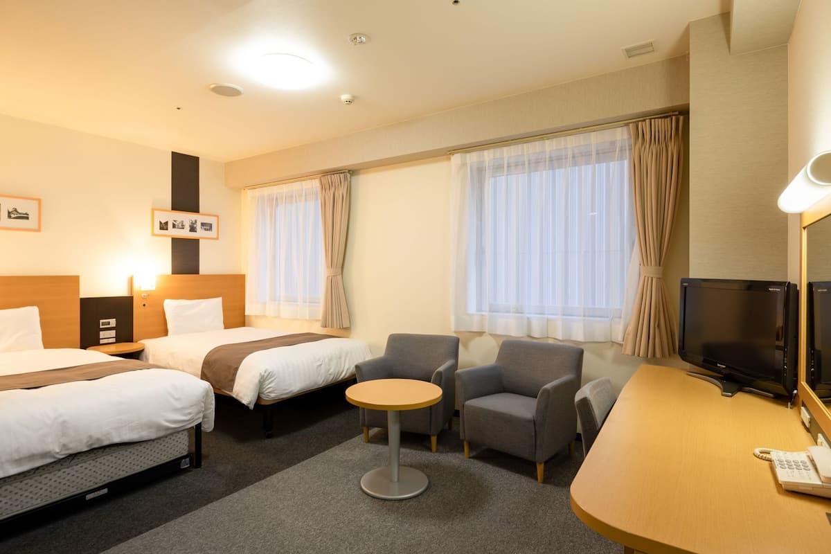 Literie de qualité, bureau, rideaux d’obscurcissement