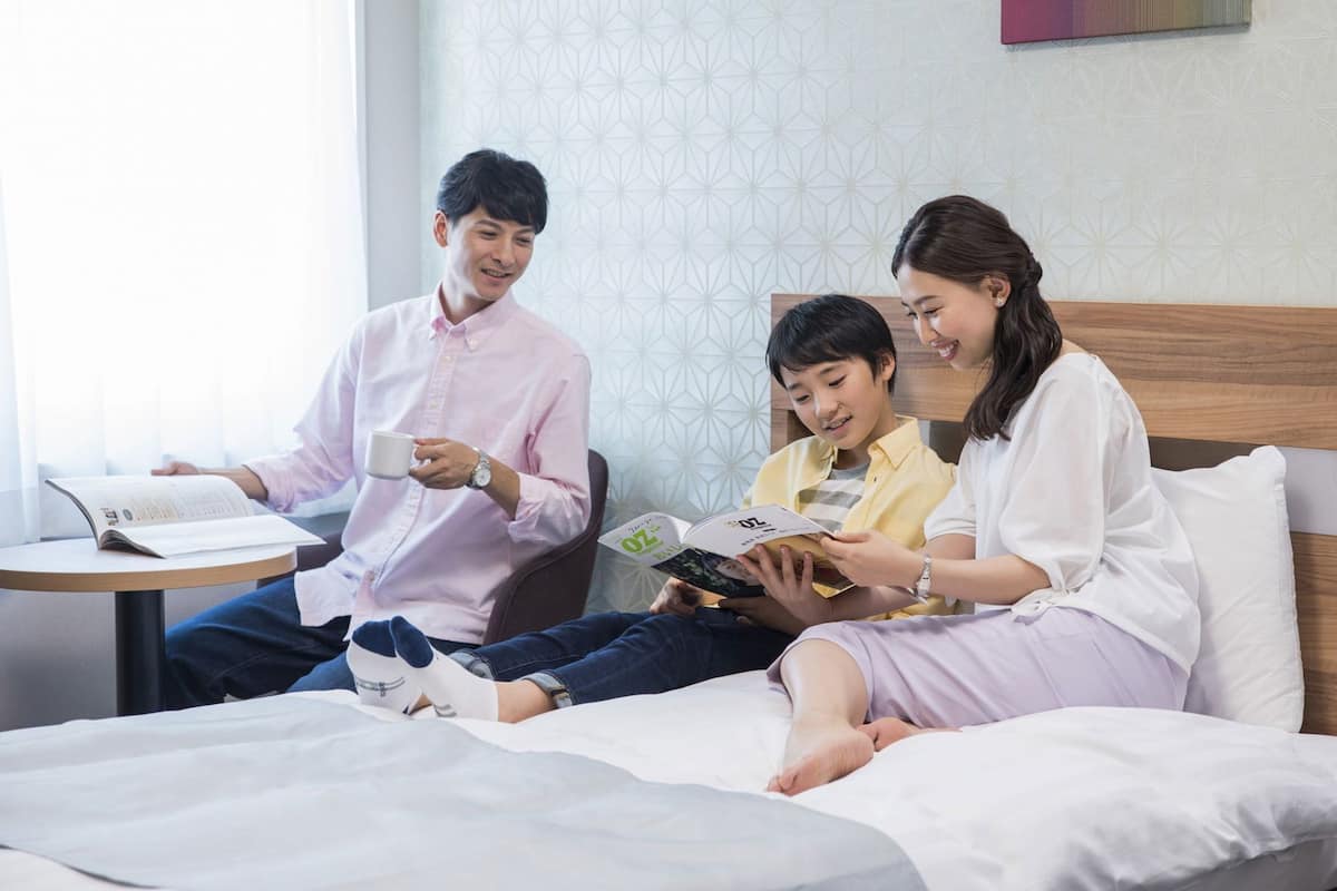 Literie de qualité, bureau, rideaux d’obscurcissement