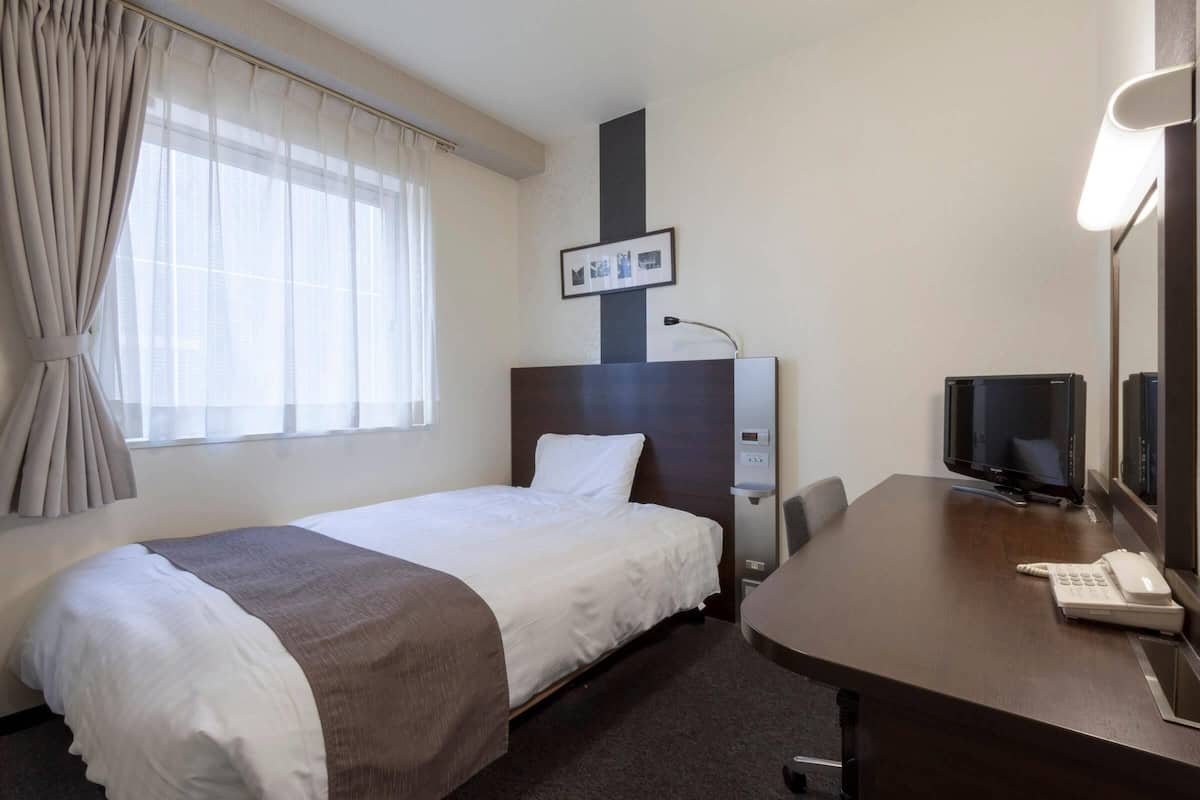 Premium bedding, desk, blackout drapes, soundproofing