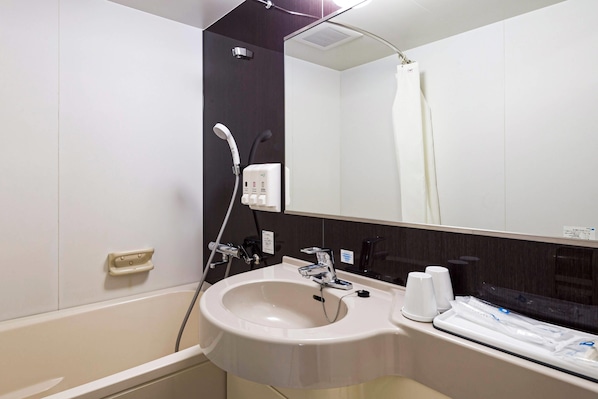 Combined shower/bathtub, deep-soaking bathtub, hair dryer, slippers