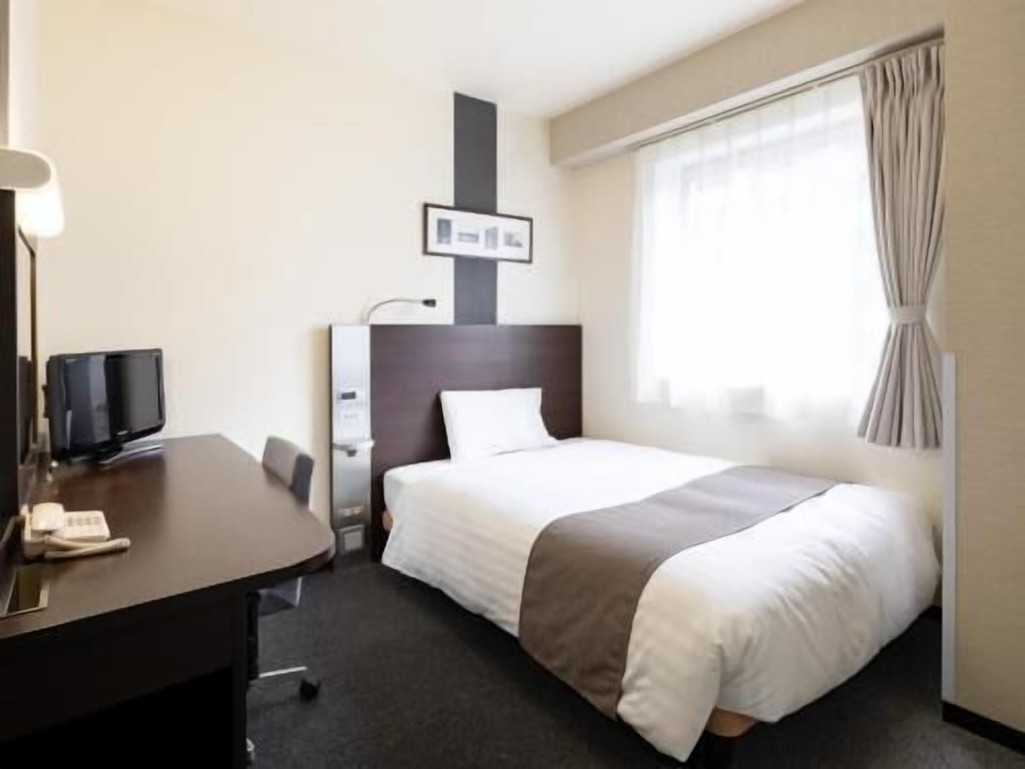 Literie de qualité, bureau, rideaux d’obscurcissement