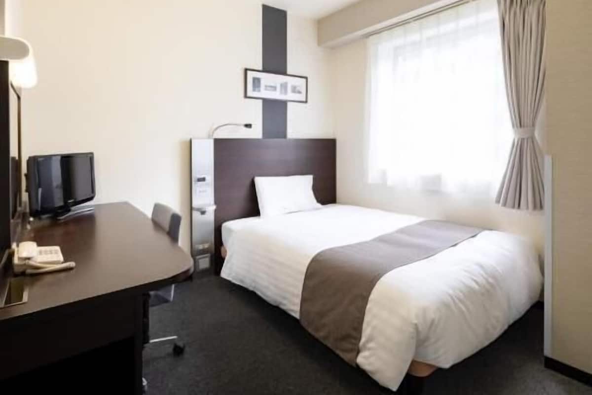 Literie de qualité, bureau, rideaux d’obscurcissement