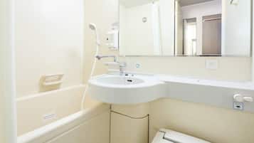 Une salle de bain avec une baignoire, un lavabo, un miroir et des toilettes.