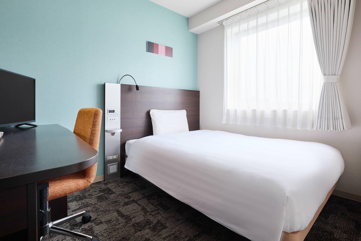 Premium bedding, desk, blackout curtains, soundproofing