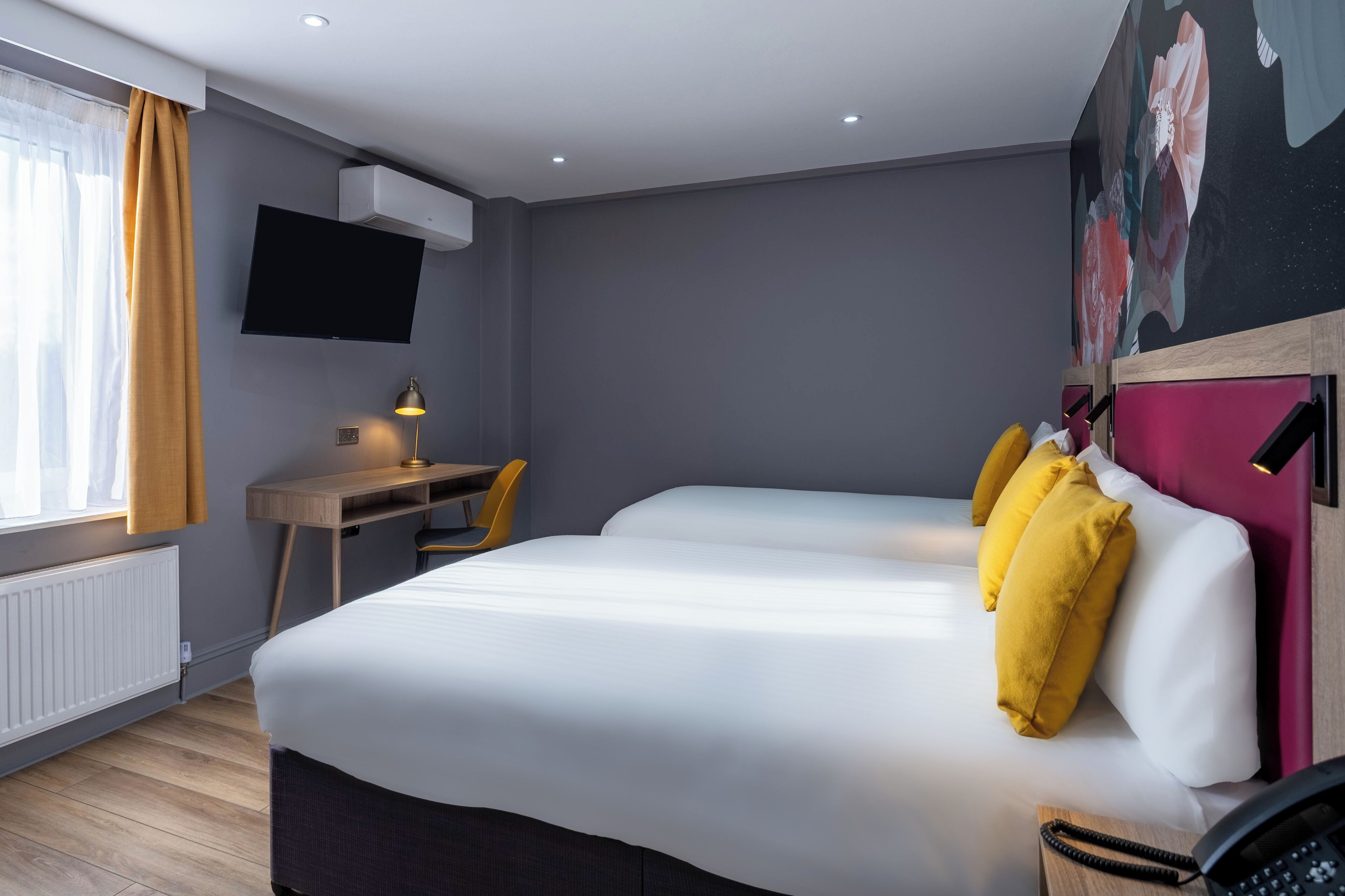 Zimmersafe, Schreibtisch, Bügeleisen/Bügelbrett, Zustellbetten