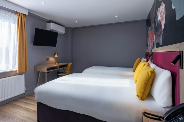 客房内保险箱、办公桌、熨斗/熨衣板、折叠床/加床(额外收费)