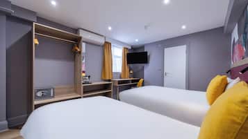 Standard Room, 2 Katil Bujang (Single), Non Smoking | Peti besi dalam bilik, meja, seterika/papan seterika