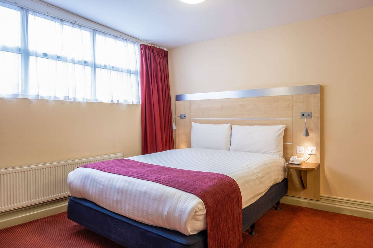 Standard Room, 1 Double Bed, Non Smoking | In-room safe, desk, iron/ironing board, rollaway beds