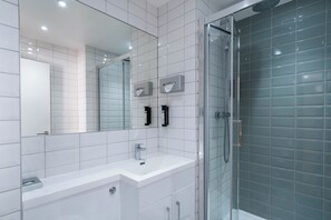 Douche, articles de toilette gratuits, sèche-cheveux