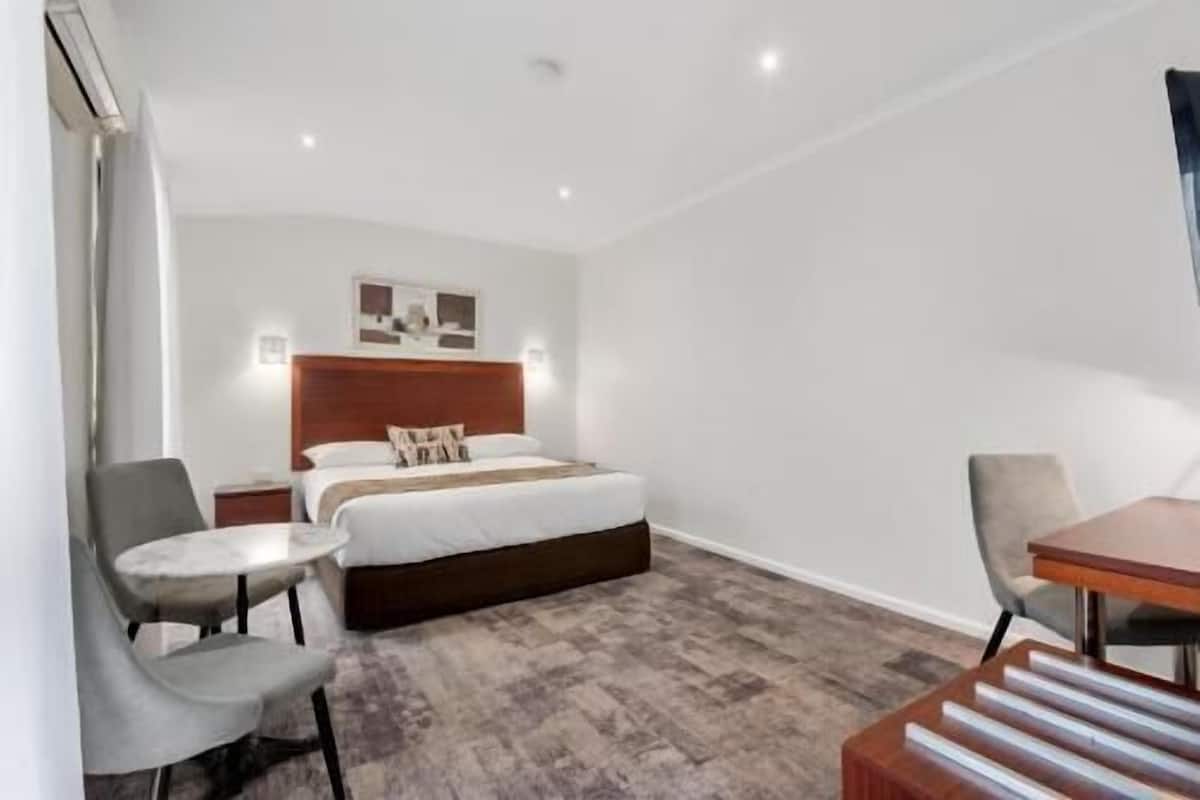 Minibar, soundproofing, iron/ironing board, free WiFi