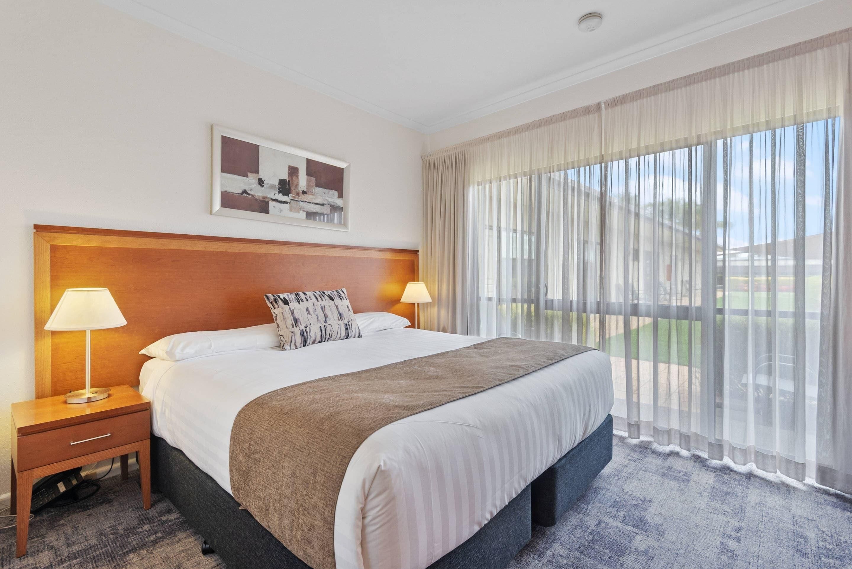 Standard Room | Minibar, soundproofing, iron/ironing board, free WiFi