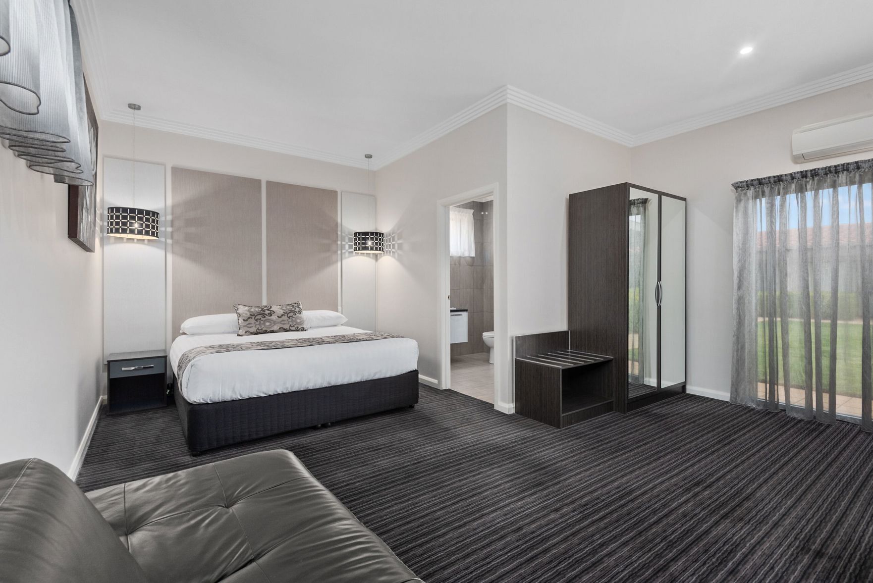 Bar mini, kalis bunyi, seterika/papan seterika, Wi-fi percuma 