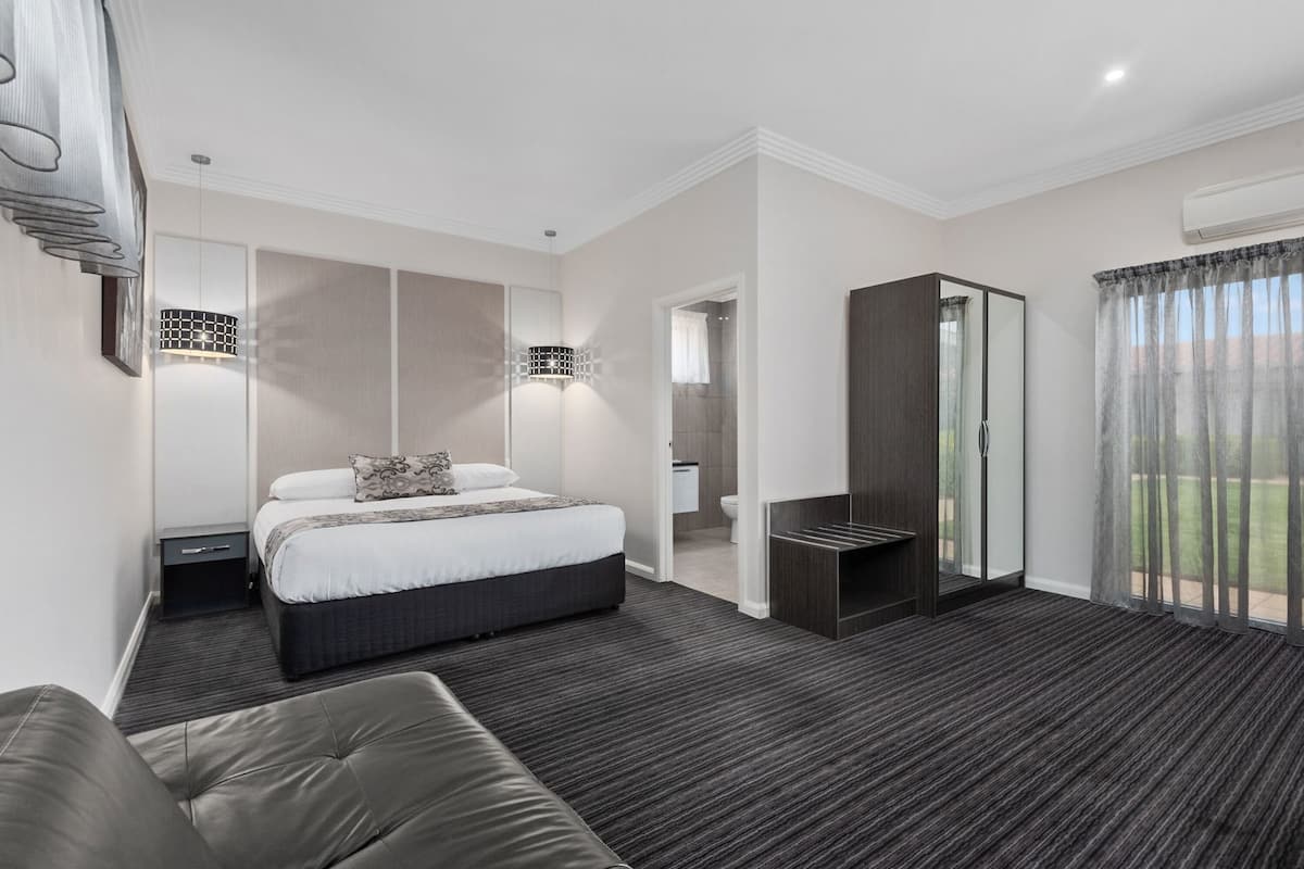 Minibar, soundproofing, iron/ironing board, free WiFi