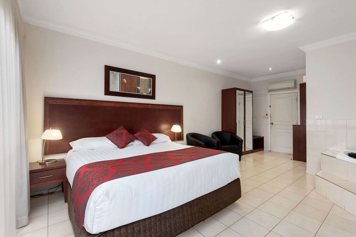 Minibar, soundproofing, iron/ironing board, free WiFi