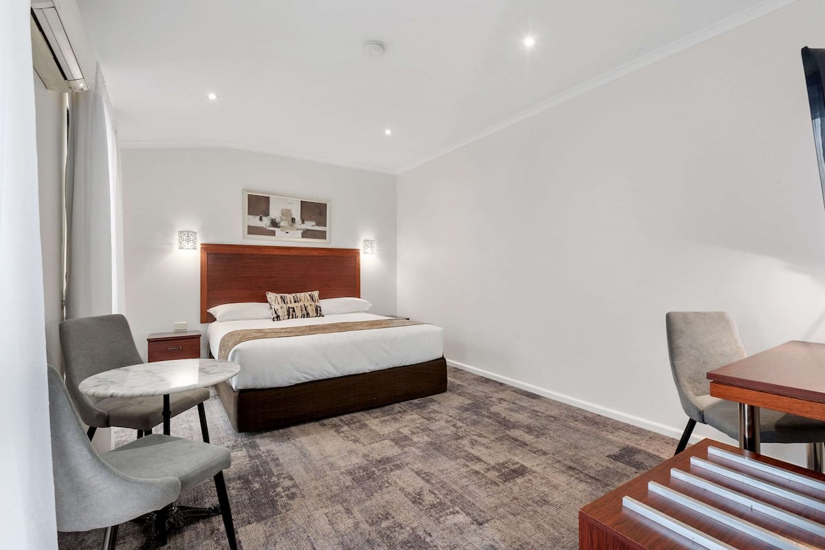 Deluxe kamer | Een minibar, geluiddichte muren, een strijkplank/strijkijzer