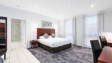 King Executive Room | Minibar, soundproofing, iron/ironing board, free WiFi