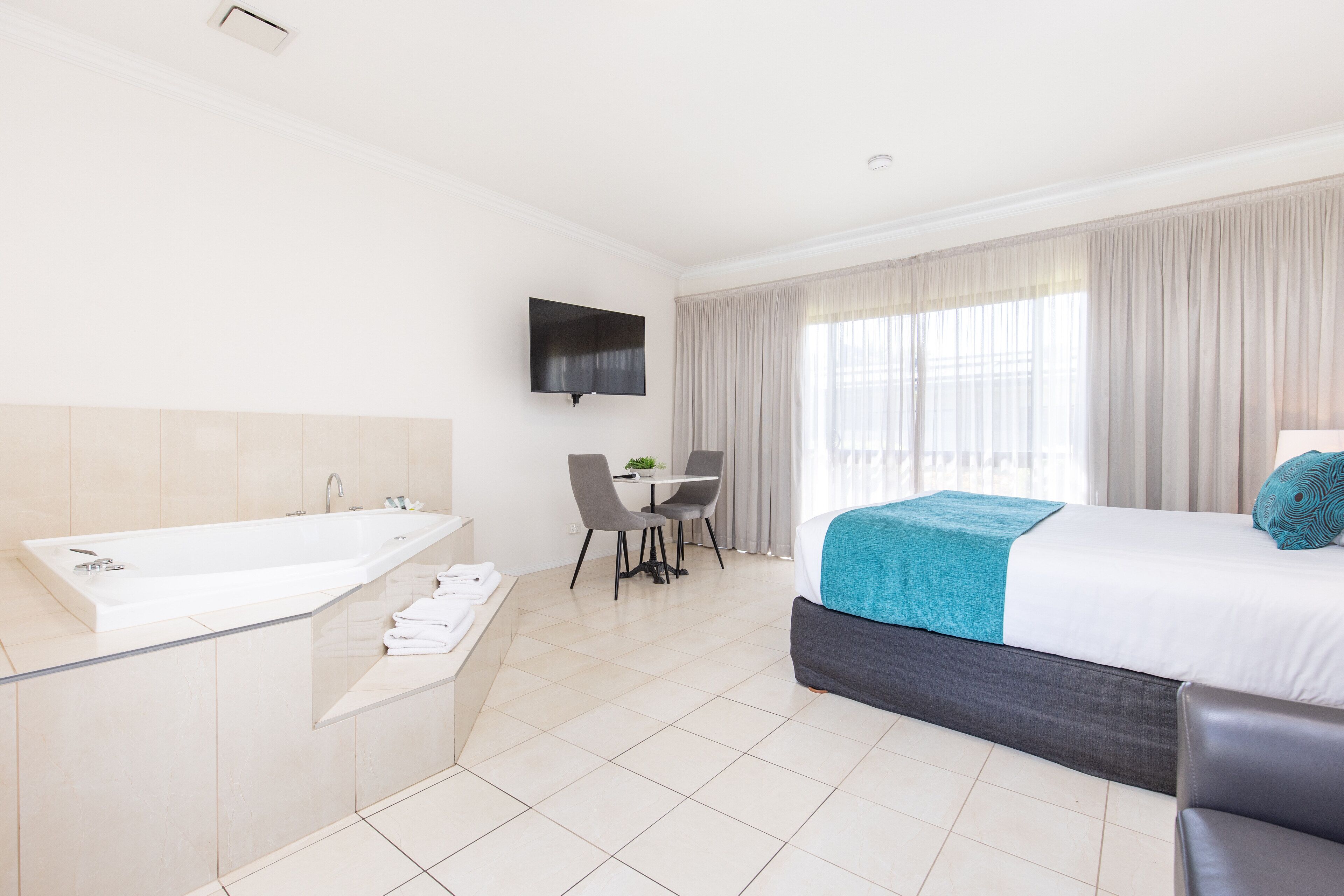 King Spa Suite | Minibar, soundproofing, iron/ironing board, free WiFi