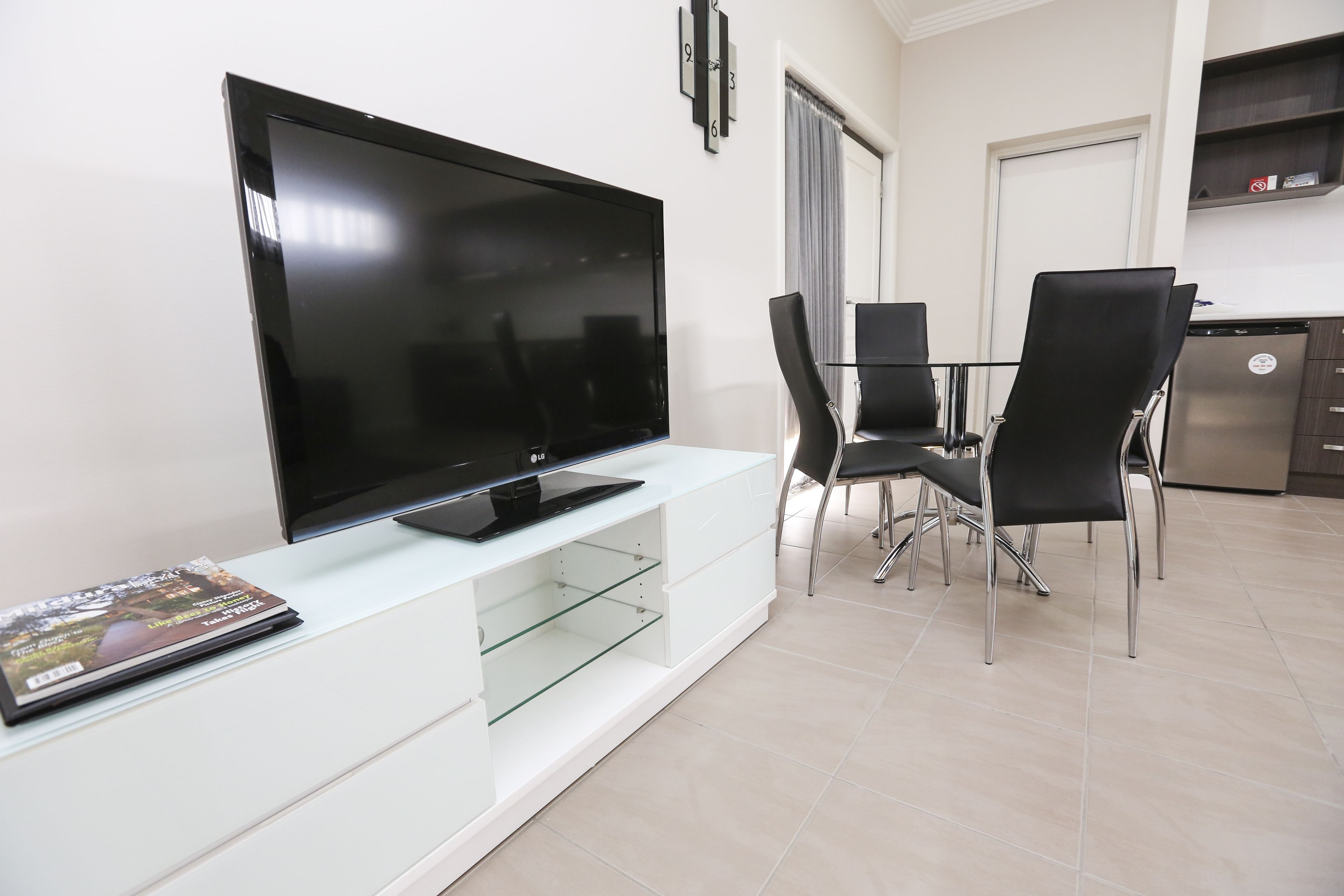 one bedroom apartment | living area