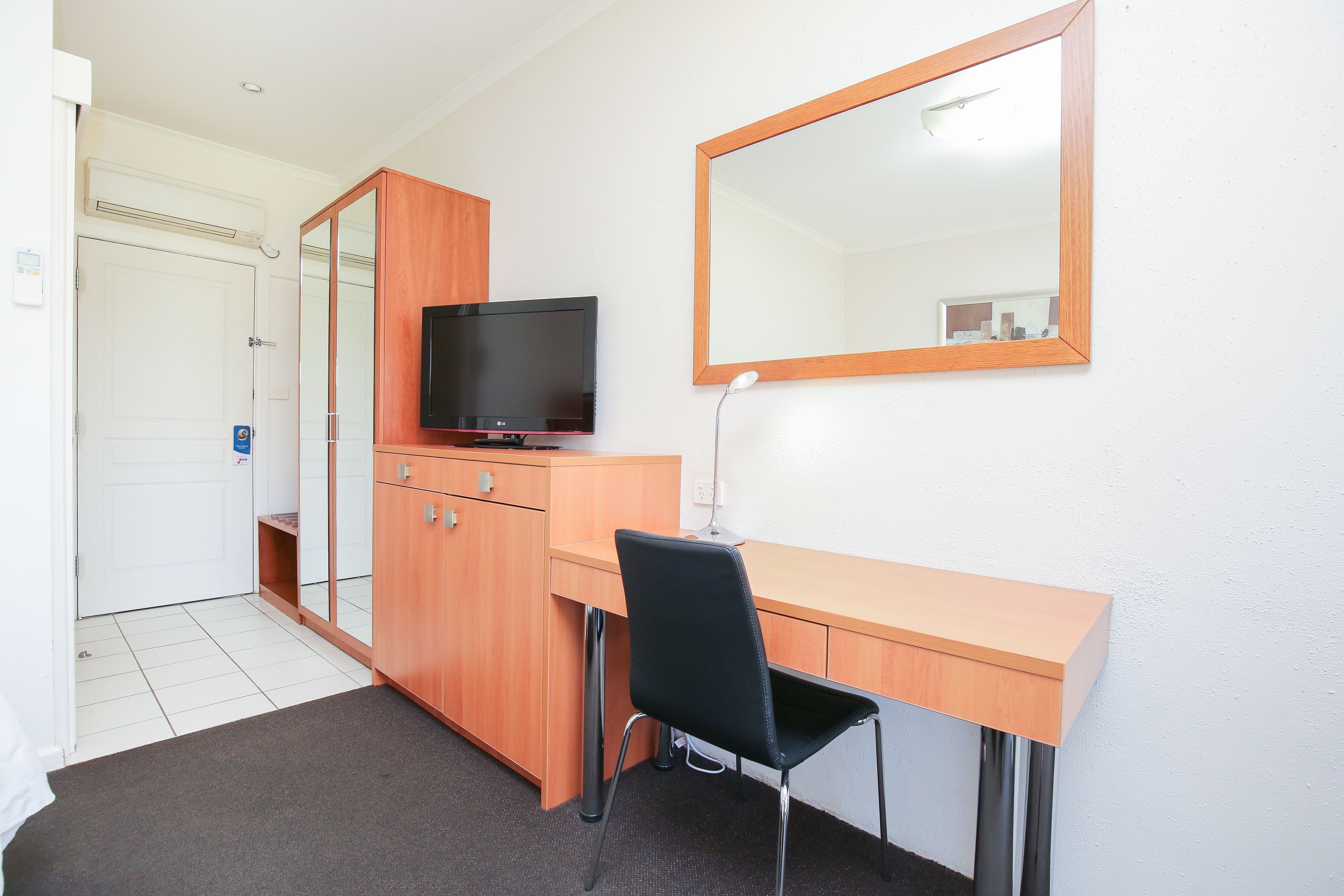 deluxe twin room | minibar, soundproofing, iron/ironing board, free wifi