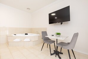 King Spa Suite | Minibar, soundproofing, iron/ironing board, free WiFi