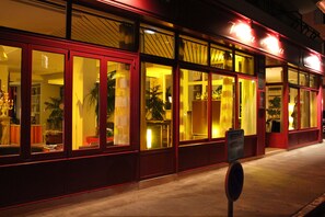 A hotel with large windows, a sign indicating it is a reserve hotel, and a visible entrance. - Villa Nina (Antibes)