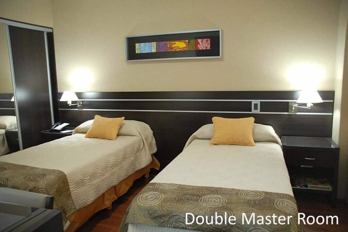 Luxe beddengoed, pillowtop-bedden, een bureau, verduisterende gordijnen