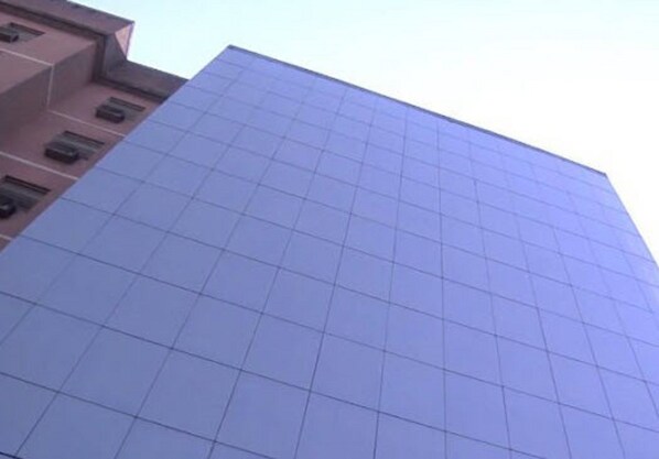 Un edificio alto con fachada de diseño geométrico.