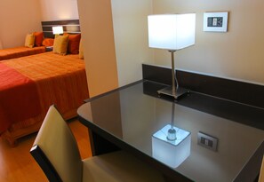 Triple Room (Master) | Premium bedding, pillowtop beds, desk, blackout drapes - Hotel Francia (Tucuman)