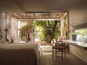 One bedroom suite patio | Minibar, caja de seguridad en la habitación, escritorio y wifi gratis