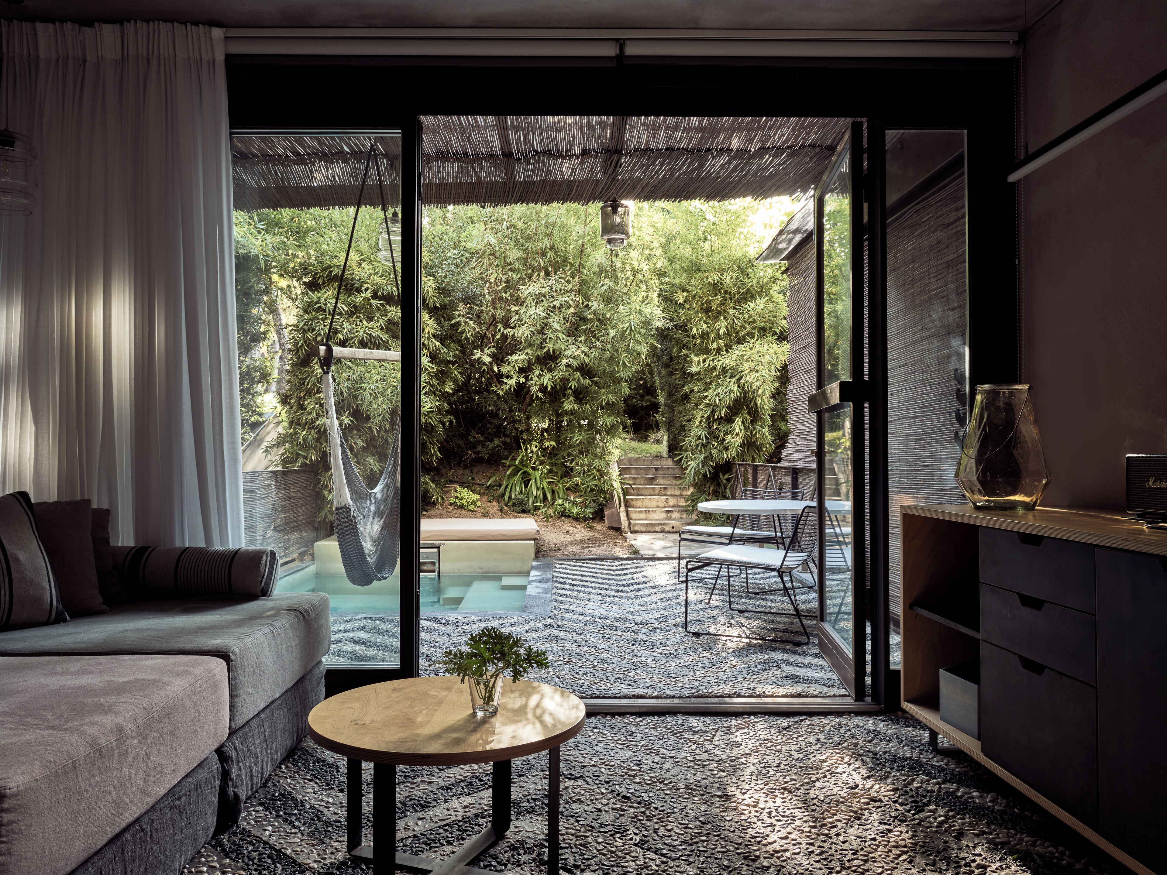 One Bedroom Pool Suite | 迷你吧、客房内保险箱、办公桌、免费 WiFi