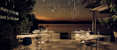 3 restaurantes, se sirven desayunos, comidas y cocina mediterránea