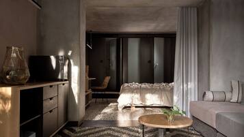 One Bedroom Pool Suite | Frigobar, cofres nos quartos, escrivaninha, Wi-Fi de cortesia