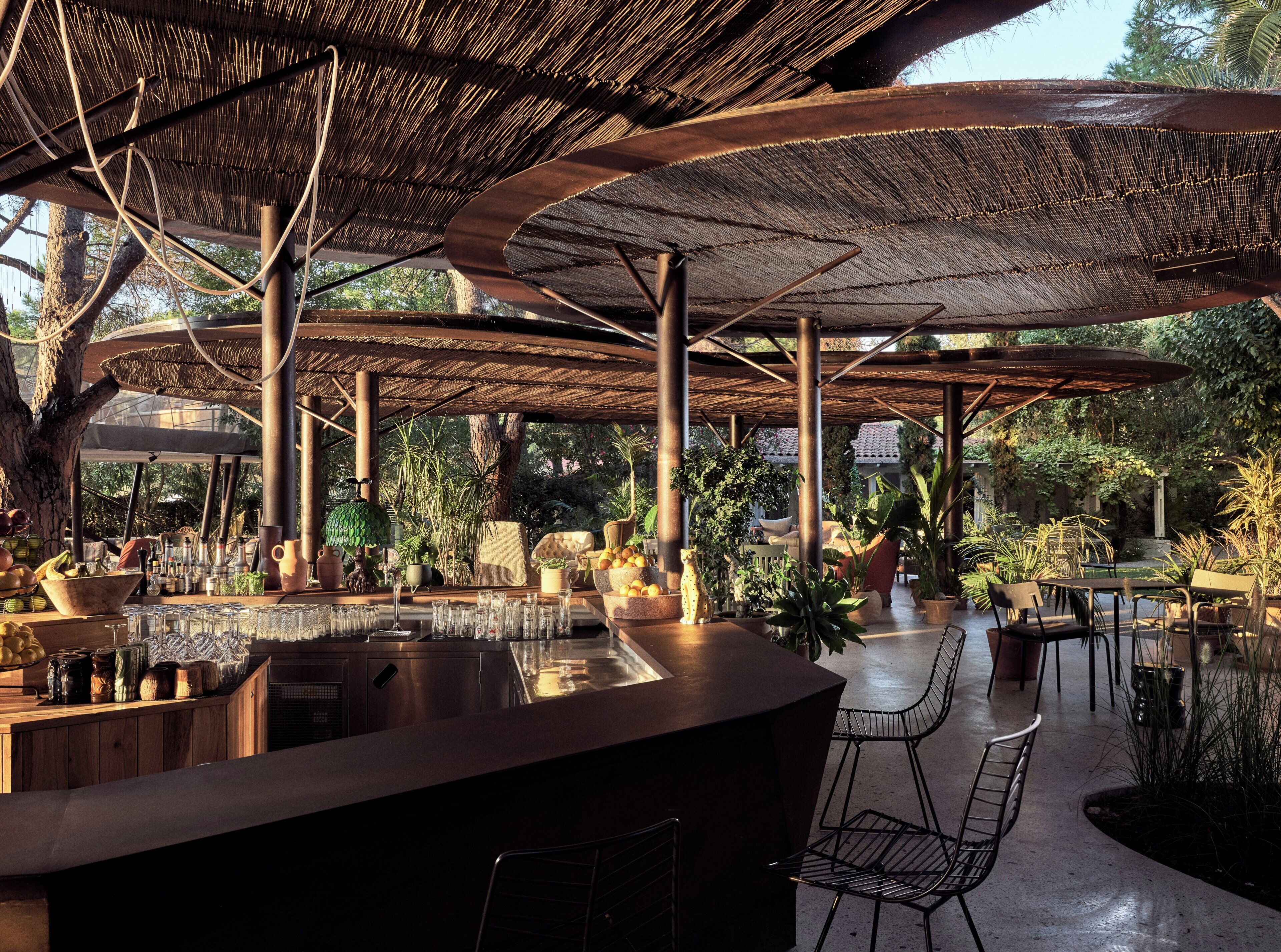 Bar (trong khuôn viên)