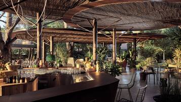 Bar (trong khuôn viên)