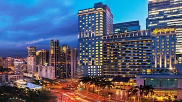 Paisagem urbana com edifícios modernos, incluindo um hotel com um letreiro grande.