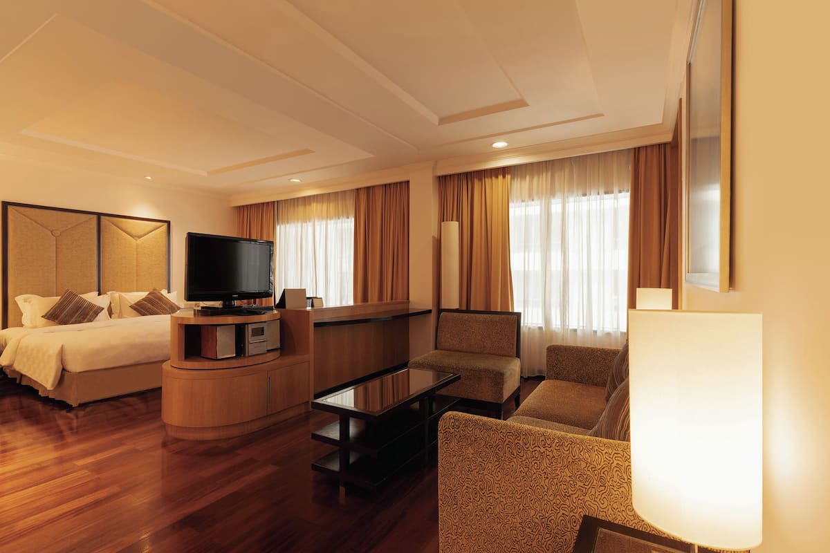 Executive suite | Een minibar, een kluis op de kamer, verduisterende gordijnen