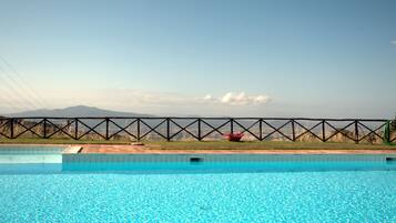 Piscina externa, guarda-sóis, espreguiçadeiras