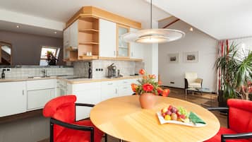 Deluxe Suite | Private kitchen | Mini-fridge, electric kettle