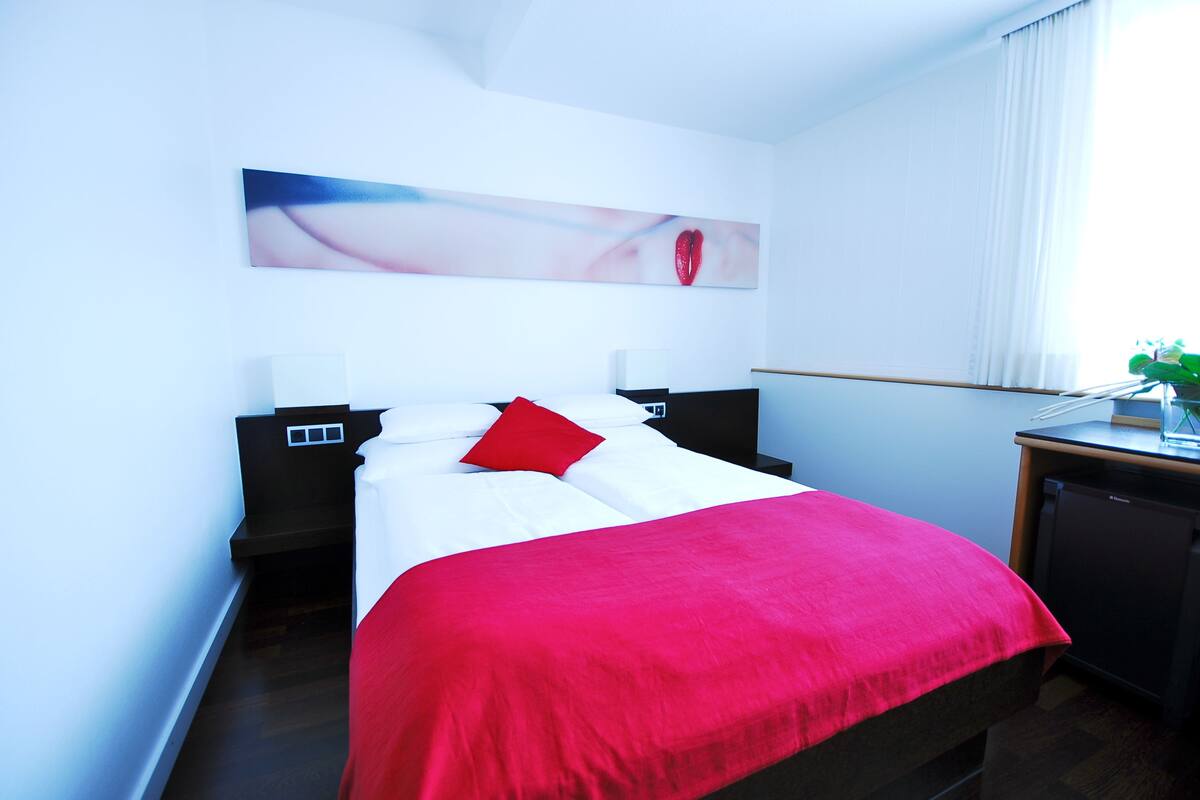 Ropa de cama de alta calidad y caja de seguridad en la habitación