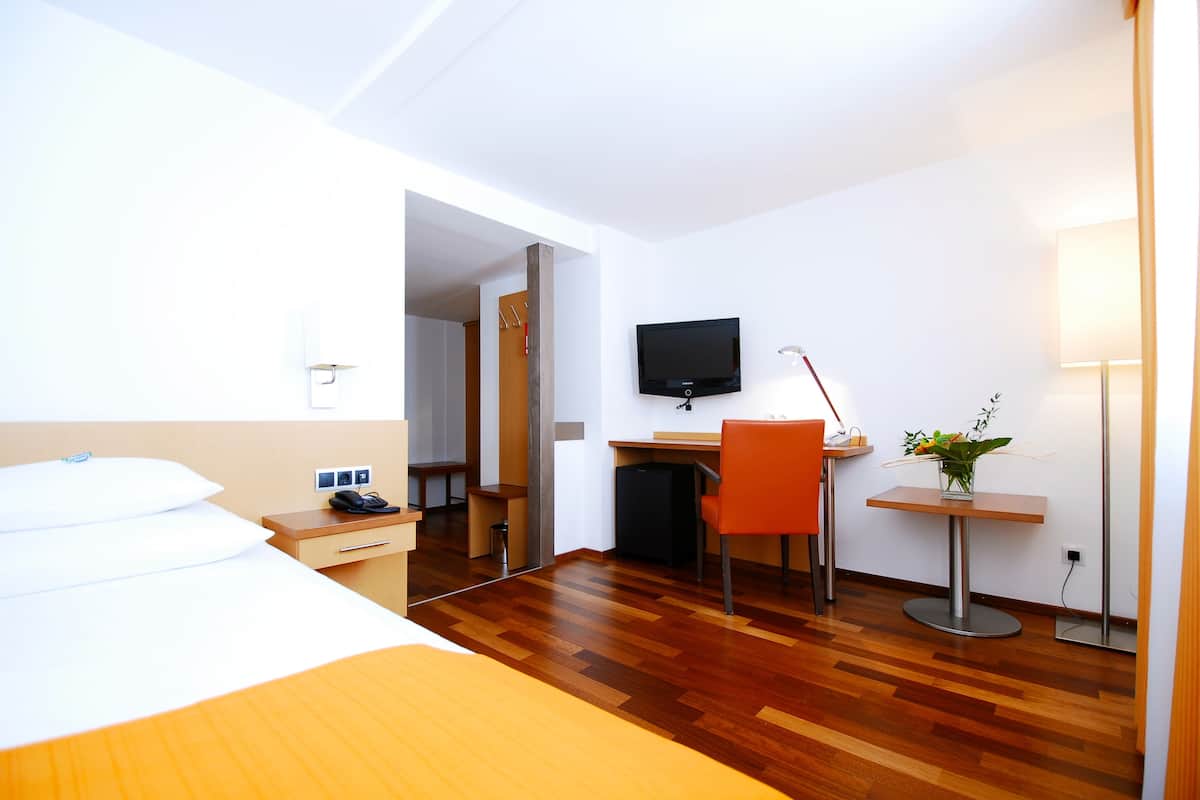 Habitación empresarial individual | Ropa de cama de alta calidad y caja de seguridad en la habitación