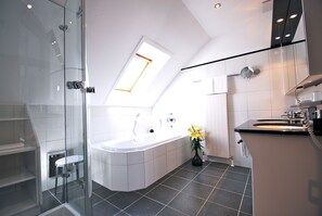 Suite Deluxe | Salle de bain | Séchoir à cheveux, serviettes fournies